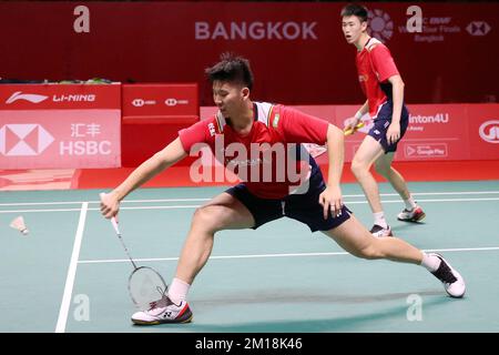 Bangkok, Thaïlande. 11th décembre 2022. Liu Yuchen (devant)/ou Xuanyi de Chine rivalisent contre Mohammad Ahsan/Hendra Setiawan d'Indonésie lors de la double finale masculine aux finales du BWF World Tour 2022 à Bangkok, Thaïlande, 11 décembre 2022. Crédit: Wang Teng/Xinhua/Alay Live News Banque D'Images