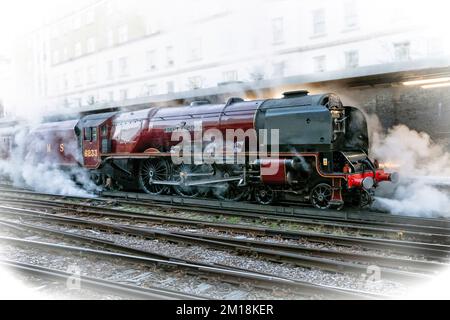 Train Touring Company's Bath & Bristol Christmas Market express, à la gare Victoria de Londres.tiré par Duchess de la locomotive à vapeur Sutherland LMS Banque D'Images