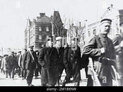 Les soldats allemands qui dirigent une colonne d'hommes d'âge militaire à travers une ville française occupée pendant la première Guerre mondiale, sont susceptibles d'être internés. Banque D'Images