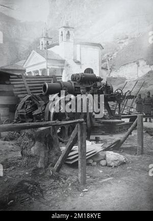 Une vue latérale d'une armée austro-hongroise Skoda 305 mm modèle 1911 obusier en position de tir pendant la première Guerre mondiale sur le Front de l'est vers 1918. Banque D'Images