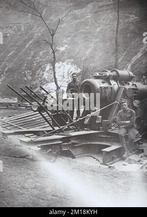 Une vue arrière d'une armée austro-hongroise Skoda 305 mm modèle 1911 obusier en position de tir pendant la première Guerre mondiale sur le Front de l'est vers 1918. Banque D'Images