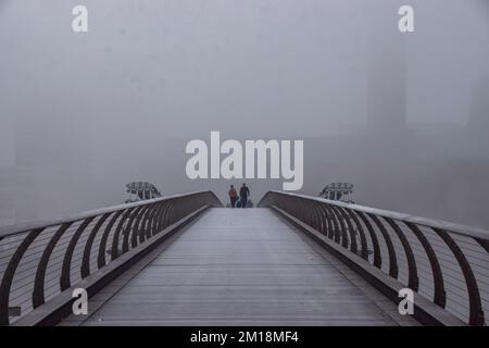 Londres, Angleterre, Royaume-Uni. 11th décembre 2022. Tate Modern, vu du pont du Millénaire, disparaît sous un épais brouillard. Londres s'est réveillée par le brouillard et les températures glaciales alors que le temps arctique de la Scandinavie, appelé Troll de Trondheim, a frappé le Royaume-Uni. (Credit image: © Vuk Valcic/ZUMA Press Wire) Credit: ZUMA Press, Inc./Alamy Live News Banque D'Images