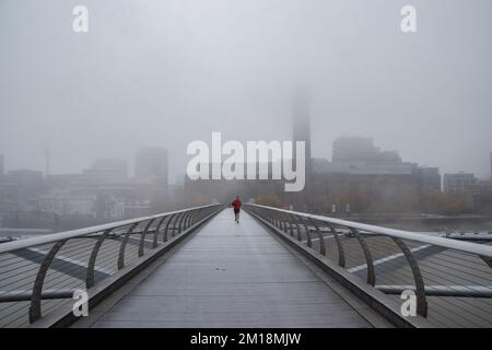 Londres, Angleterre, Royaume-Uni. 11th décembre 2022. Tate Modern, vu du pont du Millénaire, disparaît sous un épais brouillard. Londres s'est réveillée par le brouillard et les températures glaciales alors que le temps arctique de la Scandinavie, appelé Troll de Trondheim, a frappé le Royaume-Uni. (Credit image: © Vuk Valcic/ZUMA Press Wire) Credit: ZUMA Press, Inc./Alamy Live News Banque D'Images