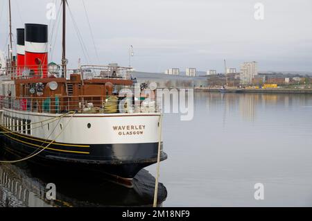 Le bateau à vapeur Waverley paddle amarré sur la rivière Clyde par le Centre des sciences Banque D'Images