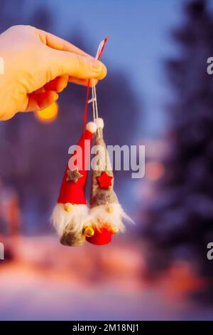 Nains mignons en chapeau rouge. Jouets décoratifs de Noël. Banque D'Images