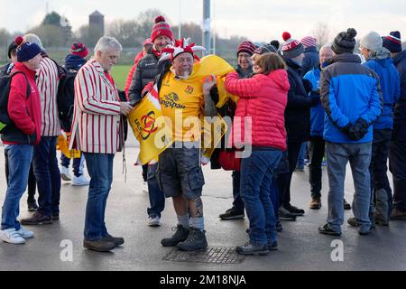 Eccles, Royaume-Uni. 11th décembre 2022. Les fans de rugby d'Ulster arrivent avant le match B de la coupe des champions d'Europe sale Sharks vs Ulster Rugby au stade AJ Bell, Eccles, Royaume-Uni, 11th décembre 2022 (photo de Steve Flynn/News Images) à Eccles, Royaume-Uni, le 12/11/2022. (Photo de Steve Flynn/News Images/Sipa USA) crédit: SIPA USA/Alay Live News Banque D'Images