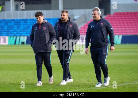 Eccles, Royaume-Uni. 11th décembre 2022. Les joueurs de rugby d'Ulster inspectent le terrain avant le match de la coupe des champions européenne du groupe B sale Sharks vs Ulster Rugby au stade AJ Bell, Eccles, Royaume-Uni, 11th décembre 2022 (photo de Steve Flynn/News Images) à Eccles, Royaume-Uni, le 12/11/2022. (Photo de Steve Flynn/News Images/Sipa USA) crédit: SIPA USA/Alay Live News Banque D'Images