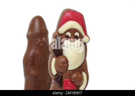 Figurines de noël au chocolat, père noël au chocolat doux sur fond blanc. concept de régime. Banque D'Images