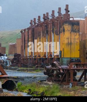 Diplay d'anciens réservoirs de stockage qui faisaient autrefois partie d'une station de chasse à la baleine à Grytvyken, la capitale de la Géorgie du Sud. Banque D'Images