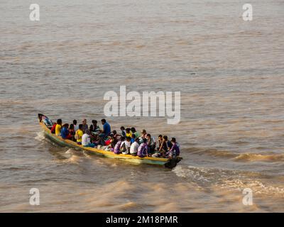 Santa Rosa, Pérou, vue sur Leticia - sept, 2019: Beaucoup de gens locaux sur le long bateau indien en bois. Selva à la frontière du Brésil, du Pérou et de Colombi Banque D'Images