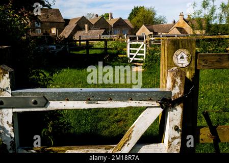 Maisons en pierre des Cotswolds et chemin public Monarch's Way à Lower Slaughter, en Angleterre Banque D'Images