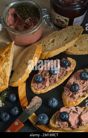 sandwichs avec pâté et bleuets Banque D'Images