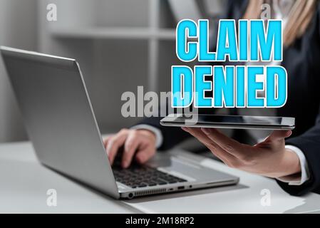 Écriture affichant le texte Claim denied. Concept Internet demandé le remboursement du paiement de la facture a été refusé Banque D'Images