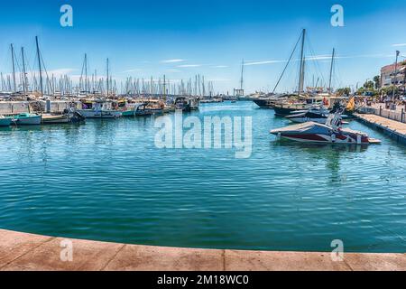 Vue sur les bateaux du Vieux Port dans le quartier du Suquet, le centre-ville et le vieux port de Cannes, Côte d'Azur, France Banque D'Images