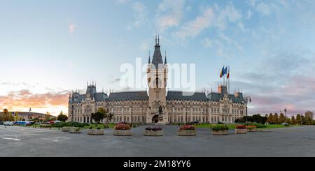 Une photo du Palais de la Culture de Iasi au lever du soleil. Banque D'Images