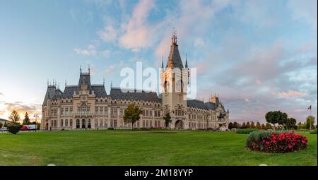 Une photo du Palais de la Culture de Iasi au lever du soleil. Banque D'Images