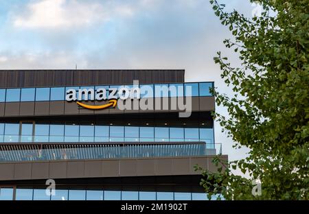 Une photo du bureau Amazon à Iasi au lever du soleil, qui fait partie du centre de développement Amazon en Roumanie. Banque D'Images