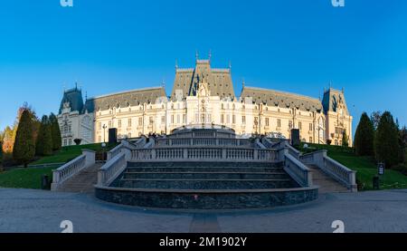 Une photo du Palais de la Culture de Iasi au lever du soleil, vu du jardin public de Palas Banque D'Images