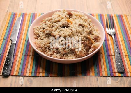 repas de mutton biryani dans une assiette sur la table. Banque D'Images