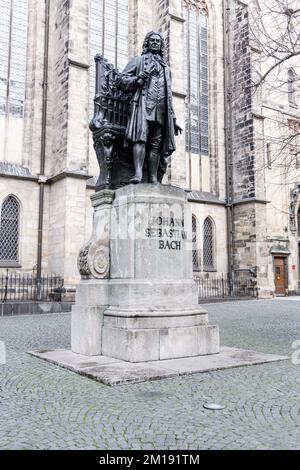 Leipzig Allemagne 12-10-2021 Monument du célèbre compositeur Johann Sebastian Bach devant la Thomaskirche Banque D'Images