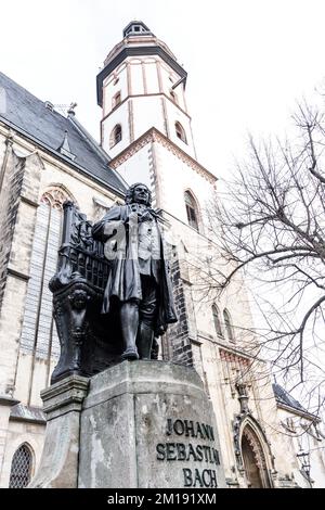 Leipzig Allemagne 12-10-2021 Monument du célèbre compositeur Johann Sebastian Bach devant la Thomaskirche Banque D'Images