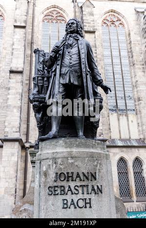 Leipzig Allemagne 12-10-2021 Monument du célèbre compositeur Johann Sebastian Bach devant la Thomaskirche Banque D'Images