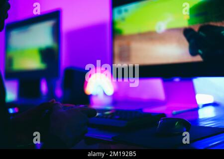 Joueur africain jouant jeu de tir à la compétition e-sports - nouvelles tendances de jeu de technologie et concept de divertissement - Focus sur le joypad Banque D'Images