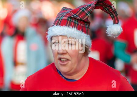 Glasgow, Écosse, Royaume-Uni. 11th décembre 2022 : Des milliers de participants vêtus de costumes de Santa participent au Santa Dash annuel à travers le centre-ville qui fait un retour après une absence de deux ans en raison de la pandémie Covid-19 un dimanche après-midi froid dans une course festive de charité de 5k organisée pour recueillir des fonds pour de bon causes. Cette année, les organismes de bienfaisance désignés sont la Fondation pour le cancer Beatson et le Fonds pour les enfants Lord Provost. Credit: SKULLY/Alay Live News Banque D'Images