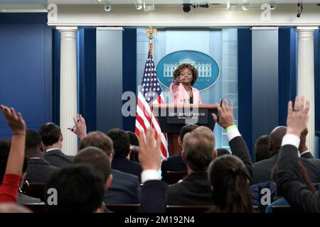 Washington, États-Unis. 09th décembre 2022. Karine Jean-Pierre, Attachée de presse à la Maison Blanche, prend la parole lors d'un briefing quotidien à la Maison Blanche à Washington sur 9 décembre 2022. (Photo de Yuri Gripas/Sipa USA)la Attachée de presse de la Maison-Blanche, Karine Jean-Pierre, prend la parole lors d'un briefing quotidien à la Maison-Blanche à Washington sur 9 décembre 2022. (Photo par Yuri Gripas/Sipa USA) crédit: SIPA USA/Alay Live News Banque D'Images