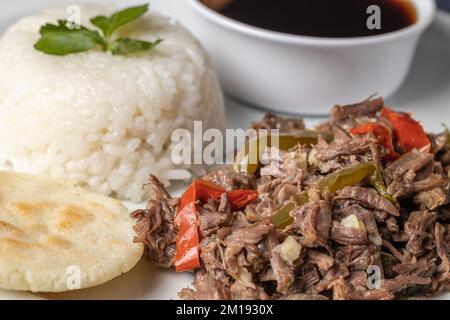 Gros plan de la viande déchiquetée avec du riz, cuisine cubaine typique. Banque D'Images