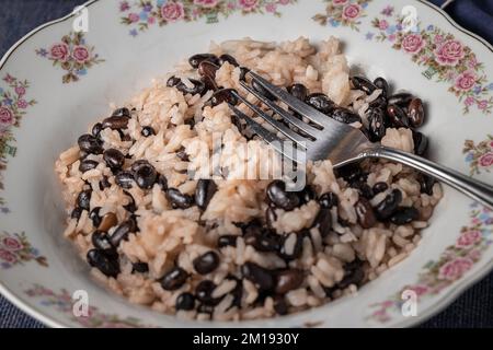 Gros plan de la nourriture traditionnelle costaricaine Gallo pinto. Banque D'Images