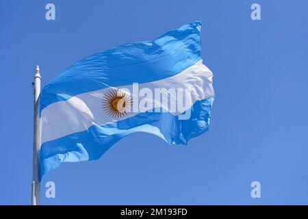 Drapeau argentin sur fond ciel bleu clair. Bleu et blanc symbole national de la culture et du patriotisme argentins. Photo de haute qualité Banque D'Images