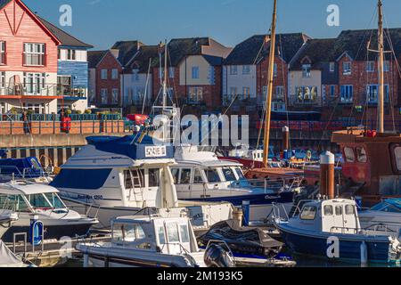 La marina d'Exmouth dans le comté de Devon, au Royaume-Uni, est entourée de bâtiments d'appartements colorés Banque D'Images