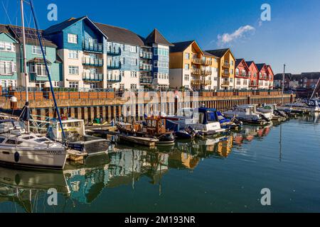 La marina d'Exmouth dans le comté de Devon, au Royaume-Uni, est entourée de bâtiments d'appartements colorés Banque D'Images