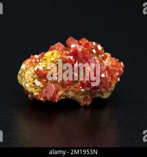 Macro gros plan photo en couleur de 'Vanadinite on Barite' une pierre précieuse semi-précieuse de cristal utilisée dans la thérapie de guérison de cristal Banque D'Images