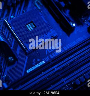 Profitez de performances exceptionnelles avec la carte mère Asus TUF Gaming B450M Pro S Gaming bleue. 27 août 2022 Istanbul Turquie Banque D'Images