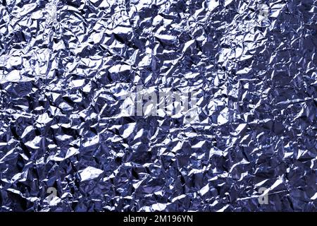 Résumé fond de feuille froissé, texture de feuille métallique, texture de feuille métallique couleur de tendance teintée très Peri Banque D'Images