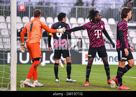 Pays-Bas. 11th décembre 2022. AMSTERDAM, PAYS-BAS - DÉCEMBRE 11 : gardien de but Calvin Raatsie de Jong FC Utrecht, Christopher Mamengi de Jong FC Utrecht pendant le match néerlandais de Keukenkampiodivisiie entre Jong Ajax et Jong FC Utrecht à de Toekomst sur 11 décembre 2022 à Amsterdam, pays-Bas (photo de Jan Mulder/Orange Pictures) crédit : Orange pics BV/Alay Live News Banque D'Images