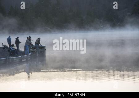 Les pêcheurs pêchant à partir d'un petit quai dans la brume matinale sur le lac Spruce Knob en Virginie occidentale Banque D'Images