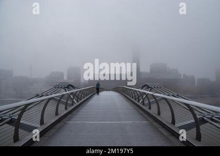 Londres, Royaume-Uni. 11th décembre 2022. Tate Modern, vu du pont du Millénaire, disparaît sous un épais brouillard. Londres s'est réveillée par le brouillard et les températures glaciales alors que le temps arctique de la Scandinavie, appelé Troll de Trondheim, a frappé le Royaume-Uni. Credit: Vuk Valcic/Alamy Live News Banque D'Images