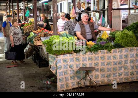 Des vendeurs locaux vendent des légumes frais et des épices aromatiques aux étals traditionnels du marché dans la ville authentique et non touristique d'Ozurgeti, en Géorgie. Banque D'Images