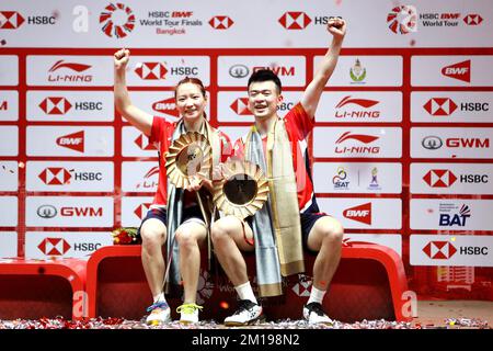 Bangkok, Thaïlande. 11th décembre 2022. Zheng Siwei (R)/Huang Yaqiong de Chine posent sur le podium pour les doubles mixtes aux finales du BWF World Tour 2022 à Bangkok, en Thaïlande, le 11 décembre 2022. Crédit: Wang Teng/Xinhua/Alay Live News Banque D'Images