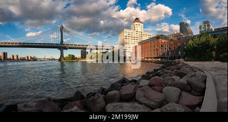 Quartier DUMBO de Brooklyn, New York. Vue sur le pont de Manhattan, Pebble Beach et main Street Park en été Banque D'Images