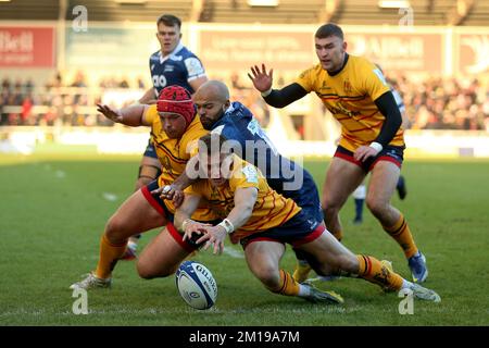 Mike Lowry d’Ulster, Eric O’Sulivan d’Ulster et Tom O’Flaherty de sale Sharks se battent pour le ballon lors du match de la coupe des champions Heineken au stade AJ Bell, à Salford. Date de la photo: Dimanche 11 décembre 2022. Banque D'Images