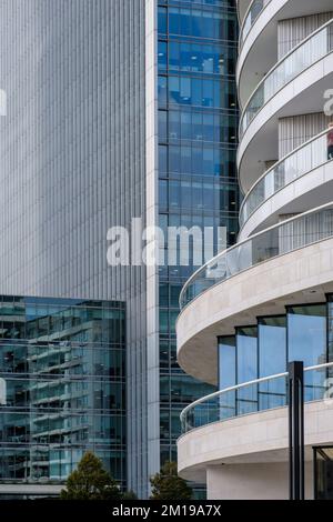 Détail des bâtiments en hauteur de Canary Wharf, y compris One Park Drive. Balcons incurvés. Canary Wharf, Londres, Angleterre. Banque D'Images