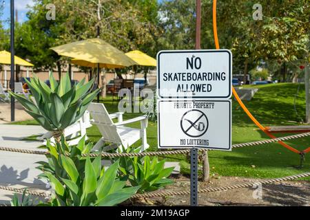 Anaheim, CA, États-Unis – 2 novembre 2022 : pas de skateboard autorisé et propriété privée, pas de panneaux de loitering sur un parc adjacent à la maison d'emballage d'Anaheim Banque D'Images