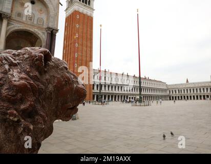 Venise, VE, Italie - 18 mai 2020 : statue du Lion sur la place Saint-Marc pendant le confinement Banque D'Images