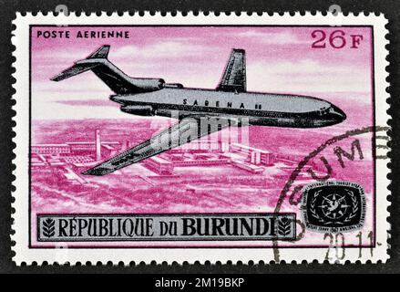 Timbre-poste annulé imprimé par le Burundi, qui montre l'avion Boeing 727 'Sabena', vers 1967. Banque D'Images