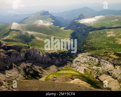 Vue impressionnante depuis le dessus du canyon Añisclo, dans le parc national d'Ordesa, en Espagne. les taches blanches sont la grêle Banque D'Images