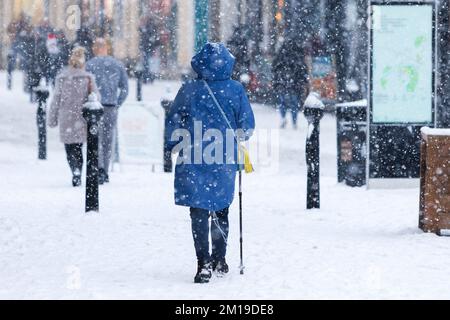 Chippenham, Wiltshire, Royaume-Uni, 11th décembre 2022. Alors que les habitants de Chippenham se réveillent devant leur première neige de l'année, les amateurs de shopping sont photographiés à pied dans High Street, alors que de fortes chutes de neige se font sentir. Credit: Lynchpics/Alamy Live News. Banque D'Images